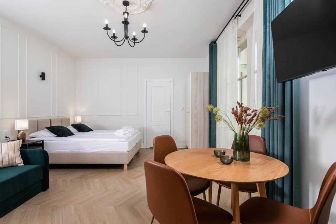 Atrium - Old Town Luxury Apartments - By Upstairs Cracovie Extérieur photo