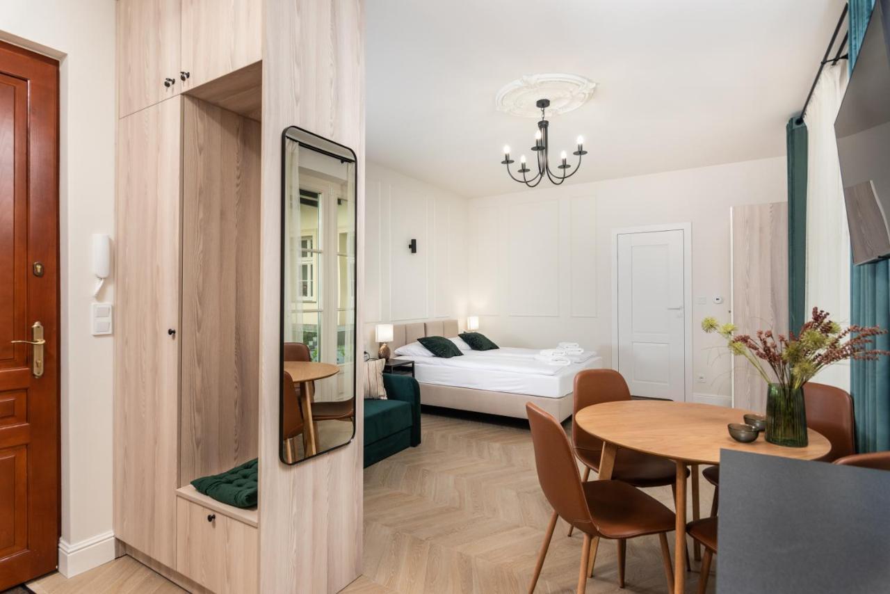 Atrium - Old Town Luxury Apartments - By Upstairs Cracovie Extérieur photo