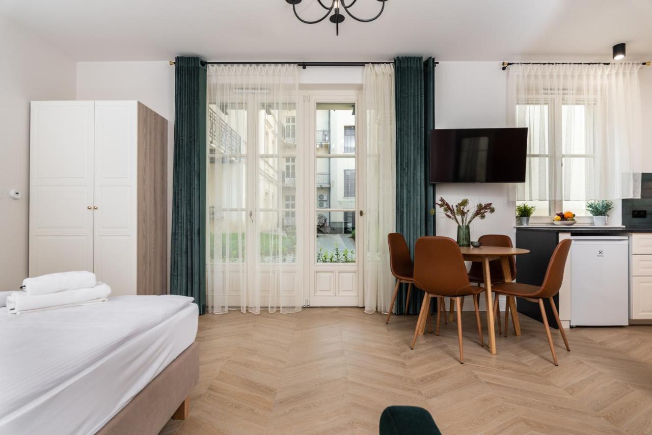 Atrium - Old Town Luxury Apartments - By Upstairs Cracovie Extérieur photo