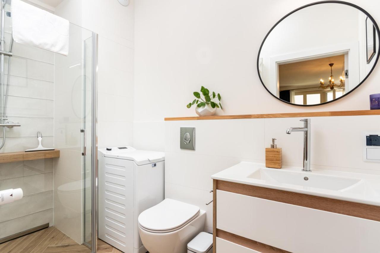 Atrium - Old Town Luxury Apartments - By Upstairs Cracovie Extérieur photo