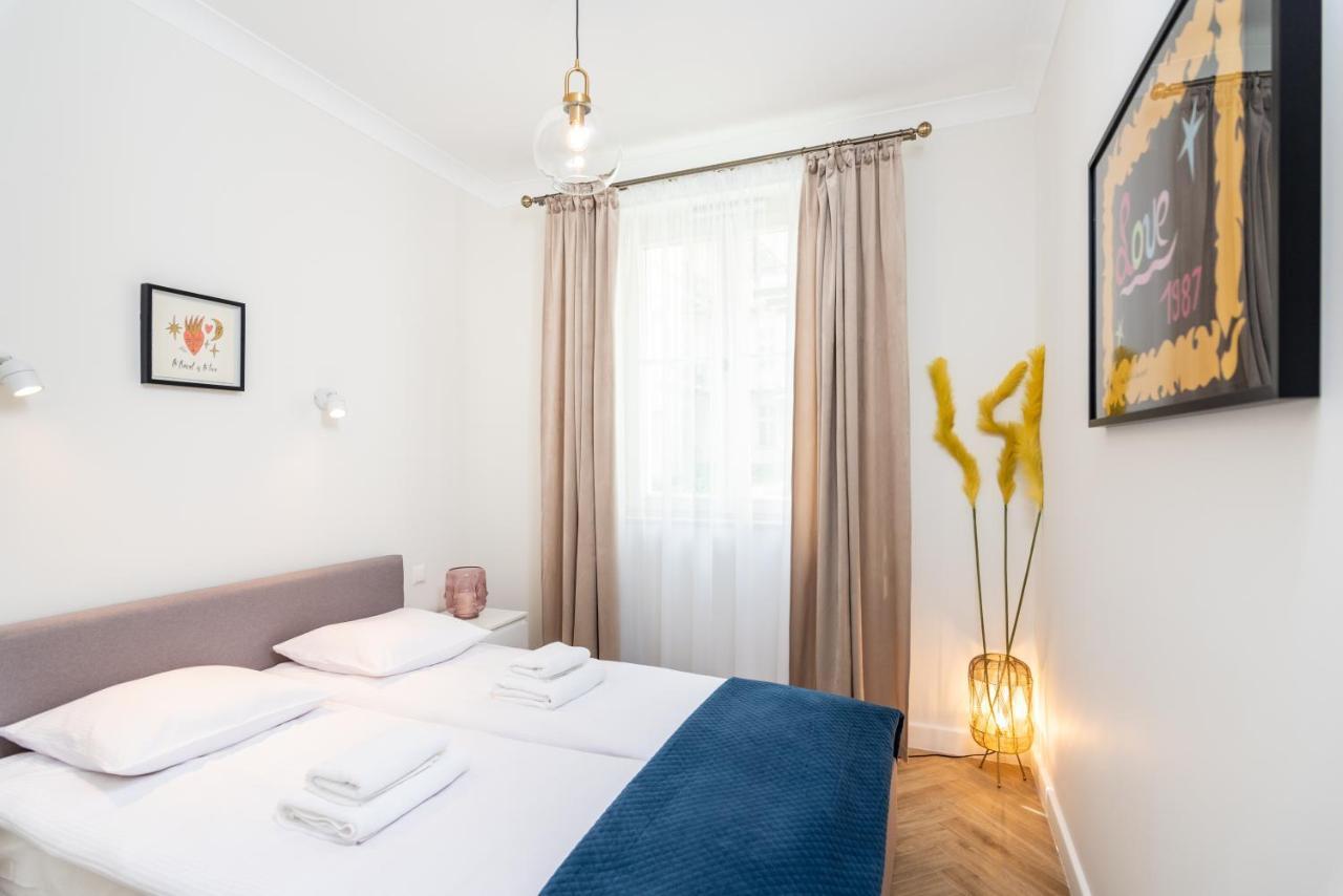 Atrium - Old Town Luxury Apartments - By Upstairs Cracovie Extérieur photo