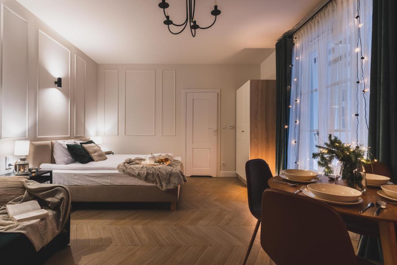 Atrium - Old Town Luxury Apartments - By Upstairs Cracovie Extérieur photo