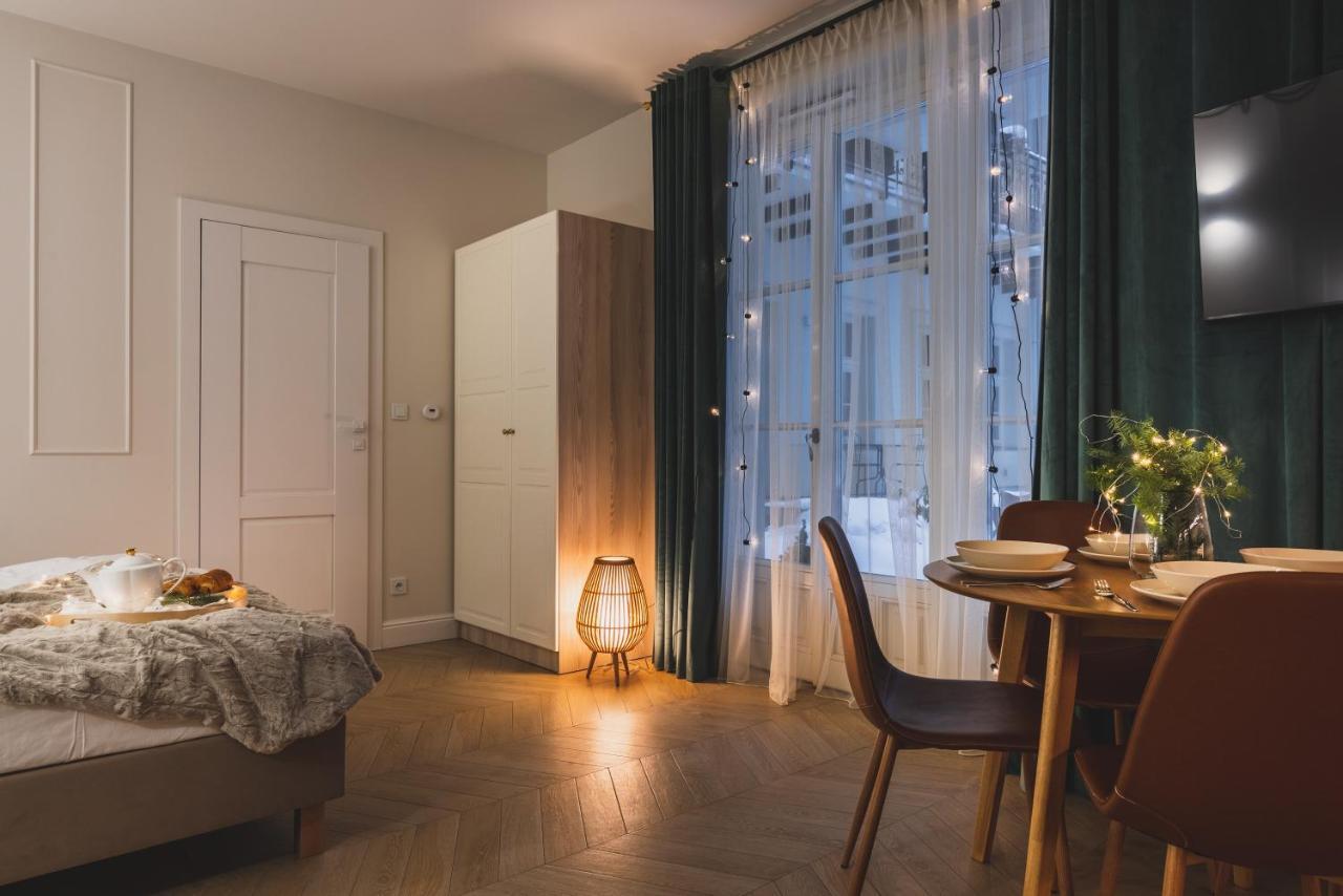 Atrium - Old Town Luxury Apartments - By Upstairs Cracovie Extérieur photo