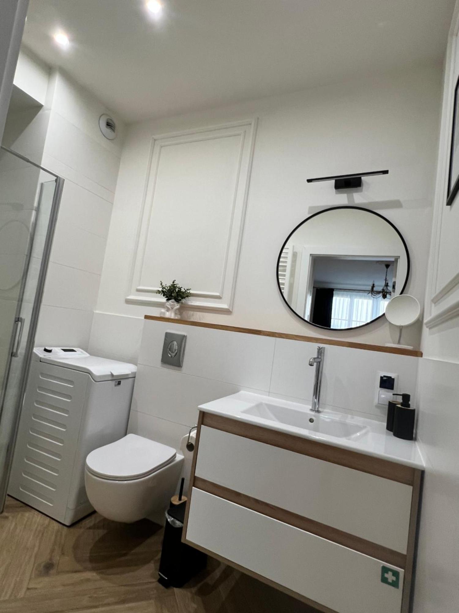 Atrium - Old Town Luxury Apartments - By Upstairs Cracovie Extérieur photo