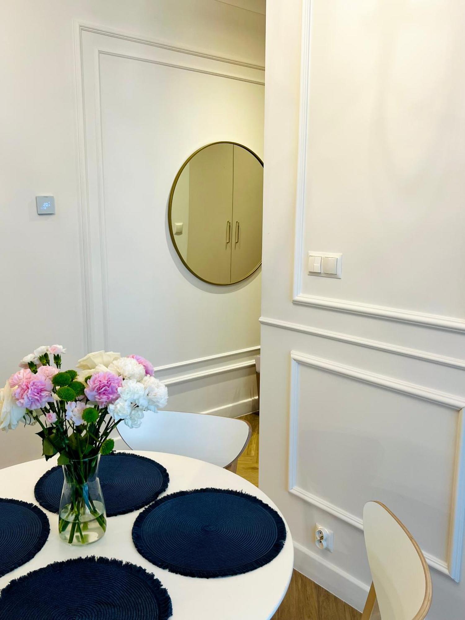 Atrium - Old Town Luxury Apartments - By Upstairs Cracovie Extérieur photo