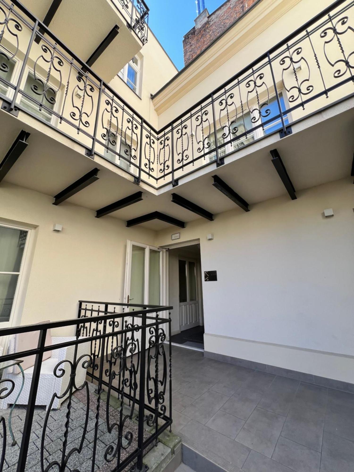 Atrium - Old Town Luxury Apartments - By Upstairs Cracovie Extérieur photo