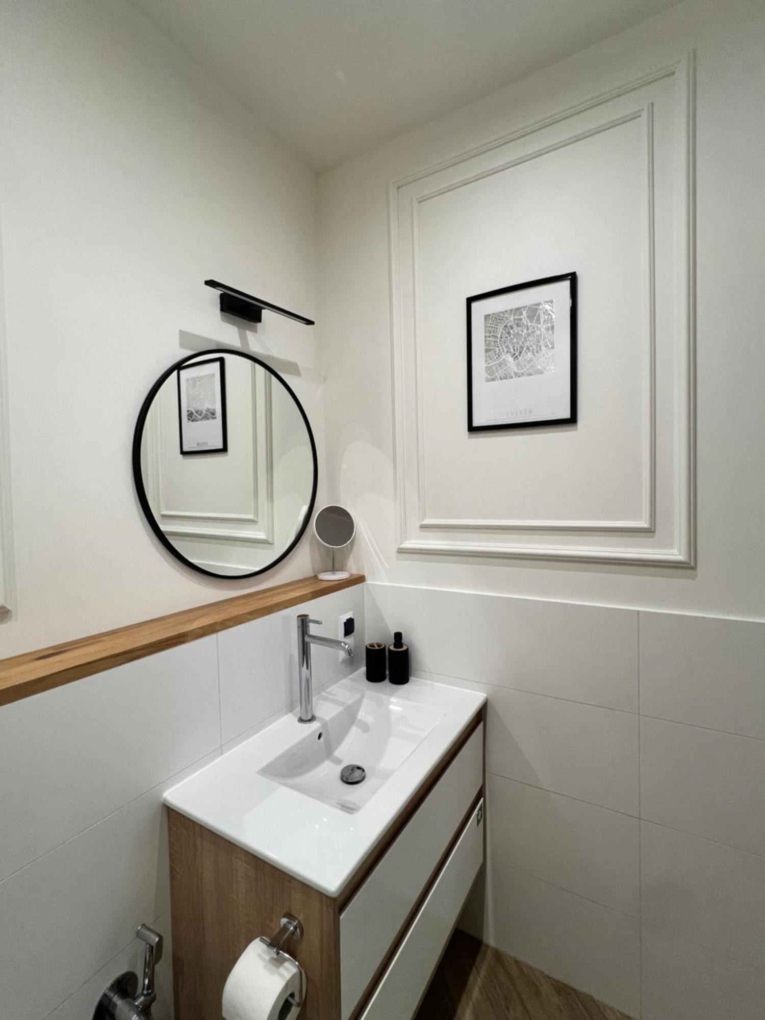 Atrium - Old Town Luxury Apartments - By Upstairs Cracovie Extérieur photo
