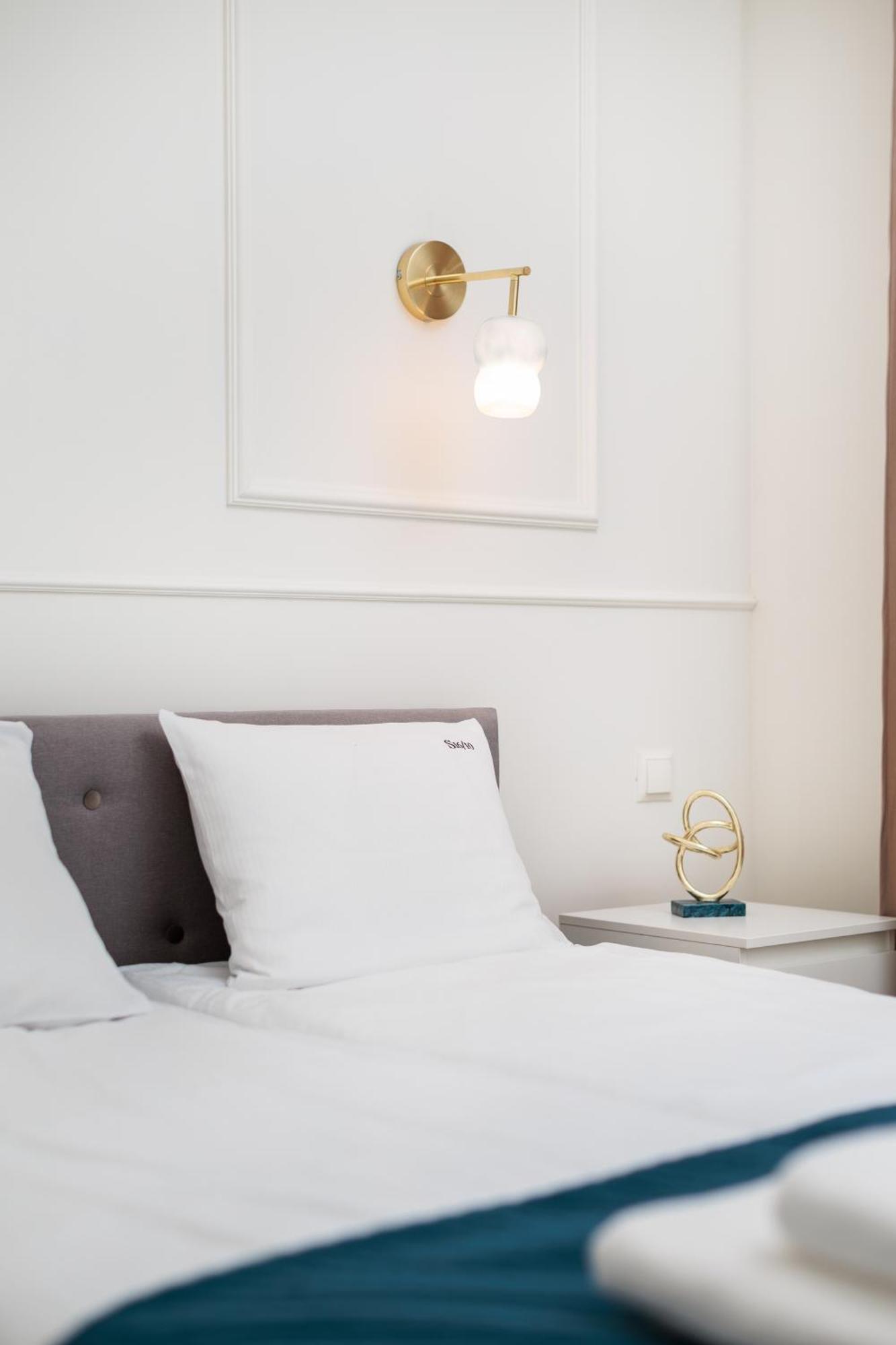 Atrium - Old Town Luxury Apartments - By Upstairs Cracovie Extérieur photo